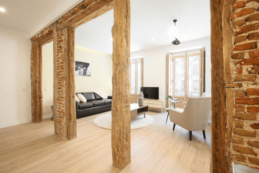 Livingroom of a 4 bedrooms apartment secured in Chamberi