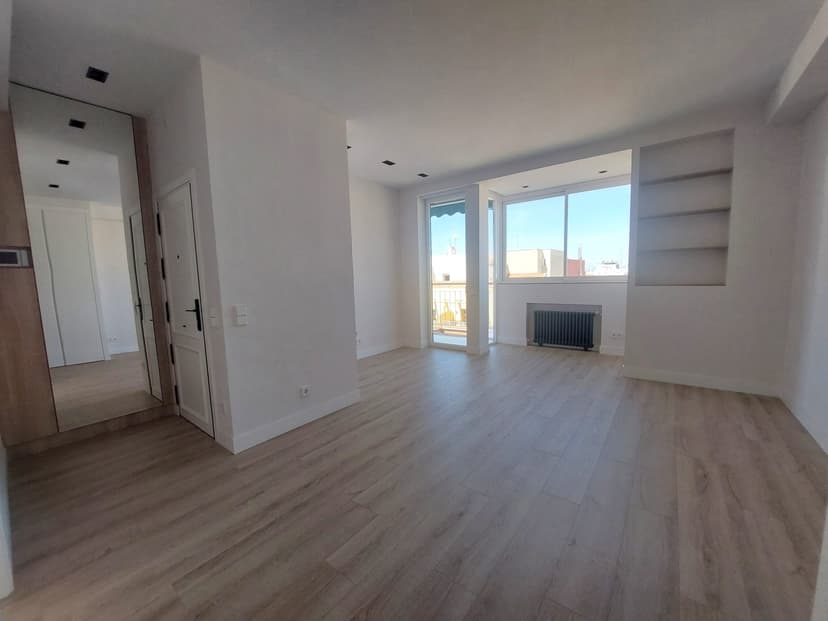 Livingroom of a 3 bedrooms apartment secured in Chamberi
